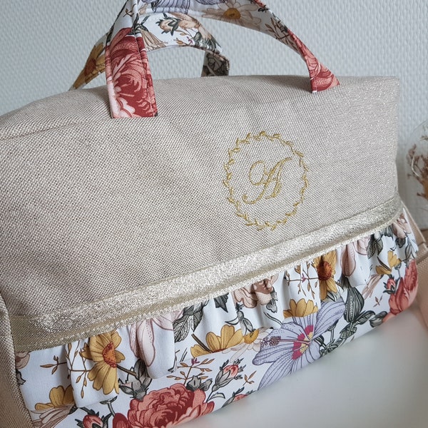 Mini sac à langer, sac de voyage, de promenade, de sport. Coton beige scintillant et grosses fleurs. Fête des mères, cadeau anniversaire.