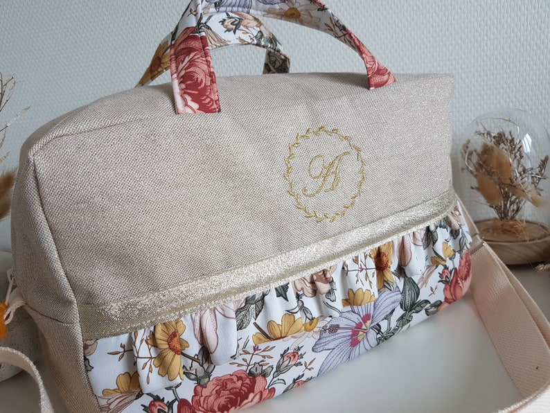 Mini sac à langer, sac de voyage, de promenade, de sport. Coton beige scintillant et grosses fleurs. Fête des mères, cadeau anniversaire. Couronne + initiale