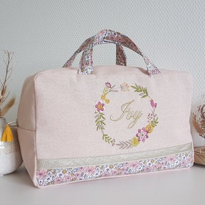 Valisette, trousse de toilette brodée personnalisable femme ou enfant, rose pâle scintillant, liberty et couronne de fleurs. Fête des mères.