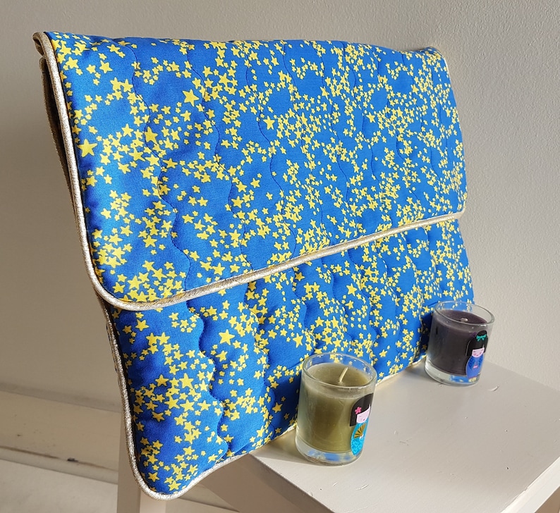 computer sleeve with flap Computer case in royal blue fleeced and quilted cotton with yellow stars.