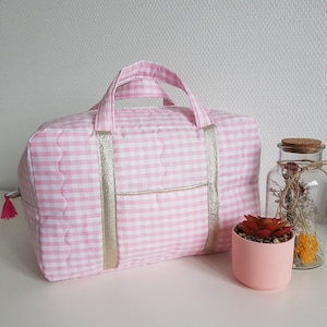 Valisette, trousse de toilette femme ou enfant personnalisable, coton vichy rose pâle. Vanity en tissu. Cadeau anniversaire, fête des mères.