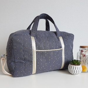 Sac à langer bébé personnalisable, sac de voyage, double gaze de coton matelassée gris à pois dorés. Valise maternité, sac week end.