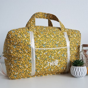 Sac à langer bébé personnalisable, sac de voyage, liberty jaune moutarde. Valise maternité, sac week end, sac de voyage.