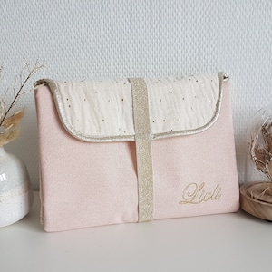 Cambiador portátil personalizable, de gasa de algodón en tono rosa pálido brillante y doble crudo con lunares dorados. Cambiador de viaje.