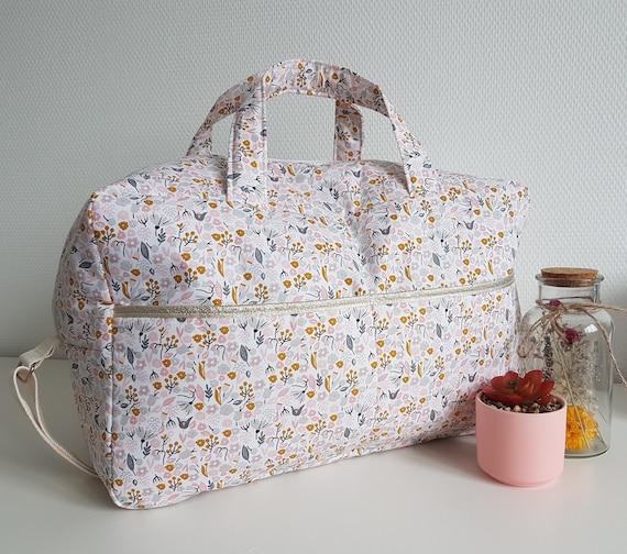 Sac à langer bébé personnalisable, sac de voyage, liberty molletonné rose  pâle et gris. Valise maternité en tissu, sac week end -  France