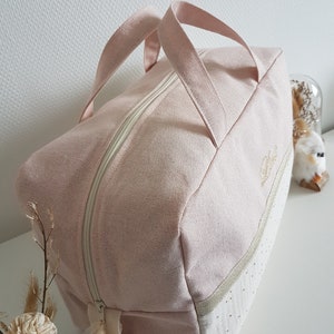 Sac à langer bébé personnalisable, rose pâle scintillant et double gaze de coton écrue à pois dorés. Sac de voyage, sac week end. image 4