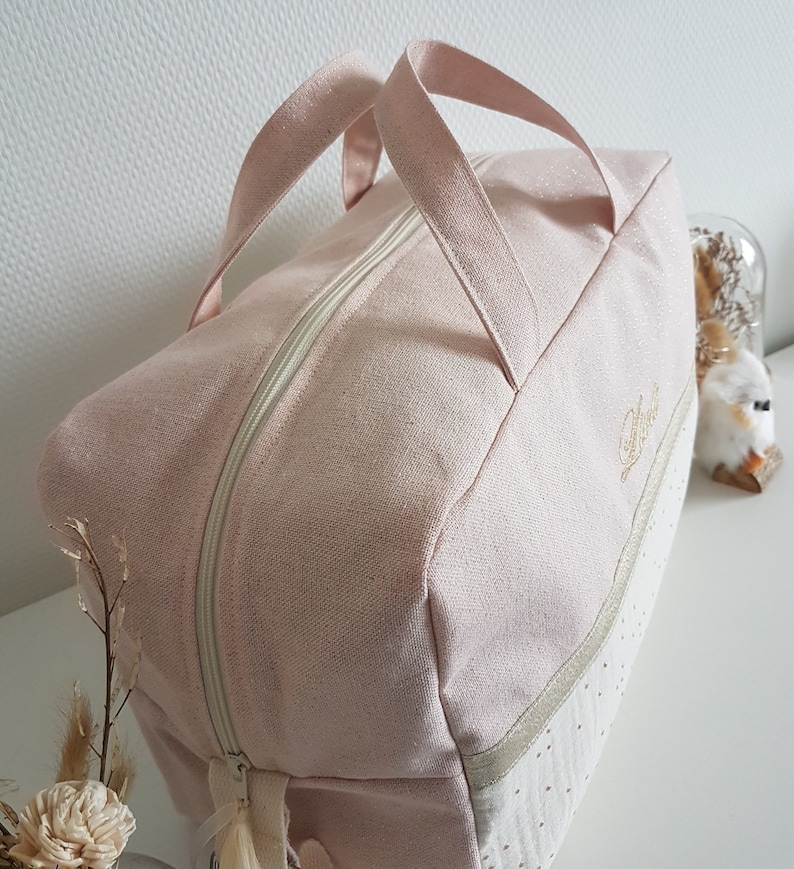 Sac à langer bébé personnalisable, rose pâle scintillant et double gaze de coton écrue à pois dorés. Sac de voyage, sac week end. image 4