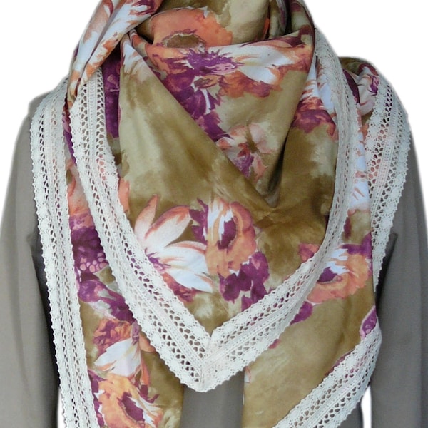 Grand Foulard/écharpe/châle femme carré en coton beige à grosses fleurs, bordé de dentelle écrue. Cadeau fête des mères.