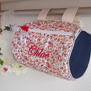 Sacoche à vélo ou trottinette personnalisable, fleurs gris/bordeaux et jean. Trousse, sac pour guidon de bicyclette