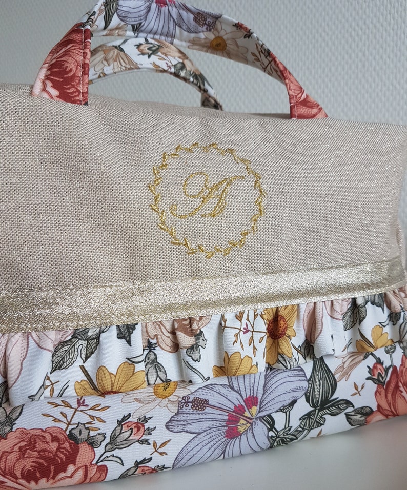 Mini sac à langer, sac de voyage, de promenade, de sport. Coton beige scintillant et grosses fleurs. Fête des mères, cadeau anniversaire. image 4