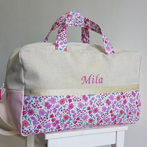 Sac à langer bébé personnalisable, beige scintillant et liberty rose. Sac de voyage, sac week end.