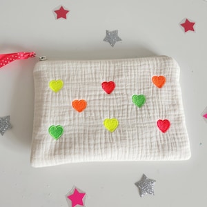 Astuccio piatto in garza di cotone ecrù ricamato con piccoli cuori fluorescenti. Regalo di compleanno, regalo di Natale.
