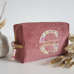 Trousse de toilette brodée personnalisable femme ou enfant, en velours côtelé. Cadeau de naissance, anniversaire, fête des mères, Noêl.