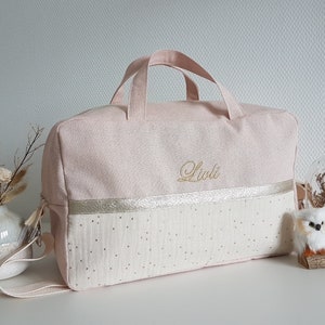 Sac à langer bébé personnalisable, rose pâle scintillant et double gaze de coton écrue à pois dorés. Sac de voyage, sac week end.