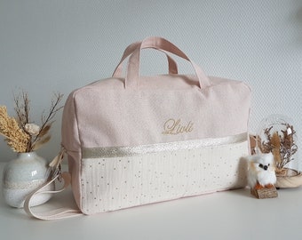 Anpassbare Baby-Wickeltasche aus schimmernder blassrosa und doppelt ecrufarbener Baumwollgaze mit goldenen Punkten. Reisetasche, Wochenendtasche.