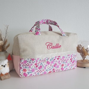Valisette, trousse de toilette femme ou enfant personnalisable, beige scintillant et liberty rose. Vanity en tissu. Cadeau d'anniversaire.