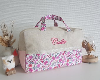 Valisette, trousse de toilette femme ou enfant personnalisable, beige scintillant et liberty rose. Vanity en tissu. Cadeau d'anniversaire.