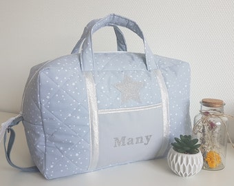 Sac à langer bébé personnalisable, sac de voyage, coton matelassé gris étoiles blanches. Valise maternité en tissu, sac week end.