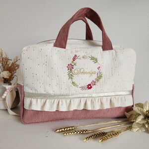 Sac à langer bébé personnalisable, gaze de coton écrue et velours côtelé rose, couronne de fleurs. Sac de voyage, sac week end.