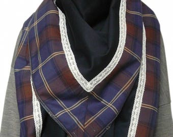 Grande Echarpe/châle carrée pour femme en laine bleue marine et motifs écossais bordé de dentelle. Cadeau fête des mères.