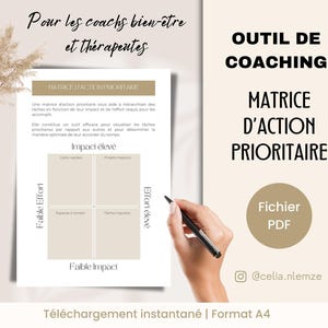 Puede incluir: Una hoja de trabajo imprimible titulada "Matrice d'Action Prioritaire" con una cuadrícula para priorizar tareas en función del impacto y el esfuerzo. La hoja de trabajo está diseñada para entrenadores y terapeutas. El texto "Fichier PDF" está en un círculo marrón en la parte inferior de la página.