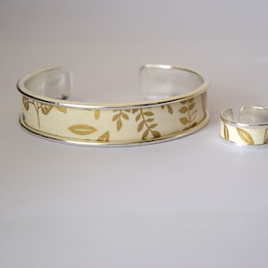 Origami jewelry Cuff bracelet and silver metal ring decorated with Japanese paper