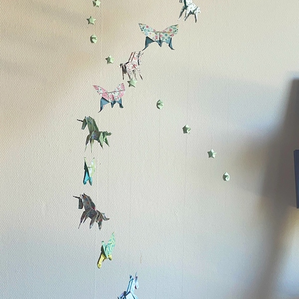 Mobiles Origami Einhorn und Schmetterling, kleine Sterne, Innenarchitektur