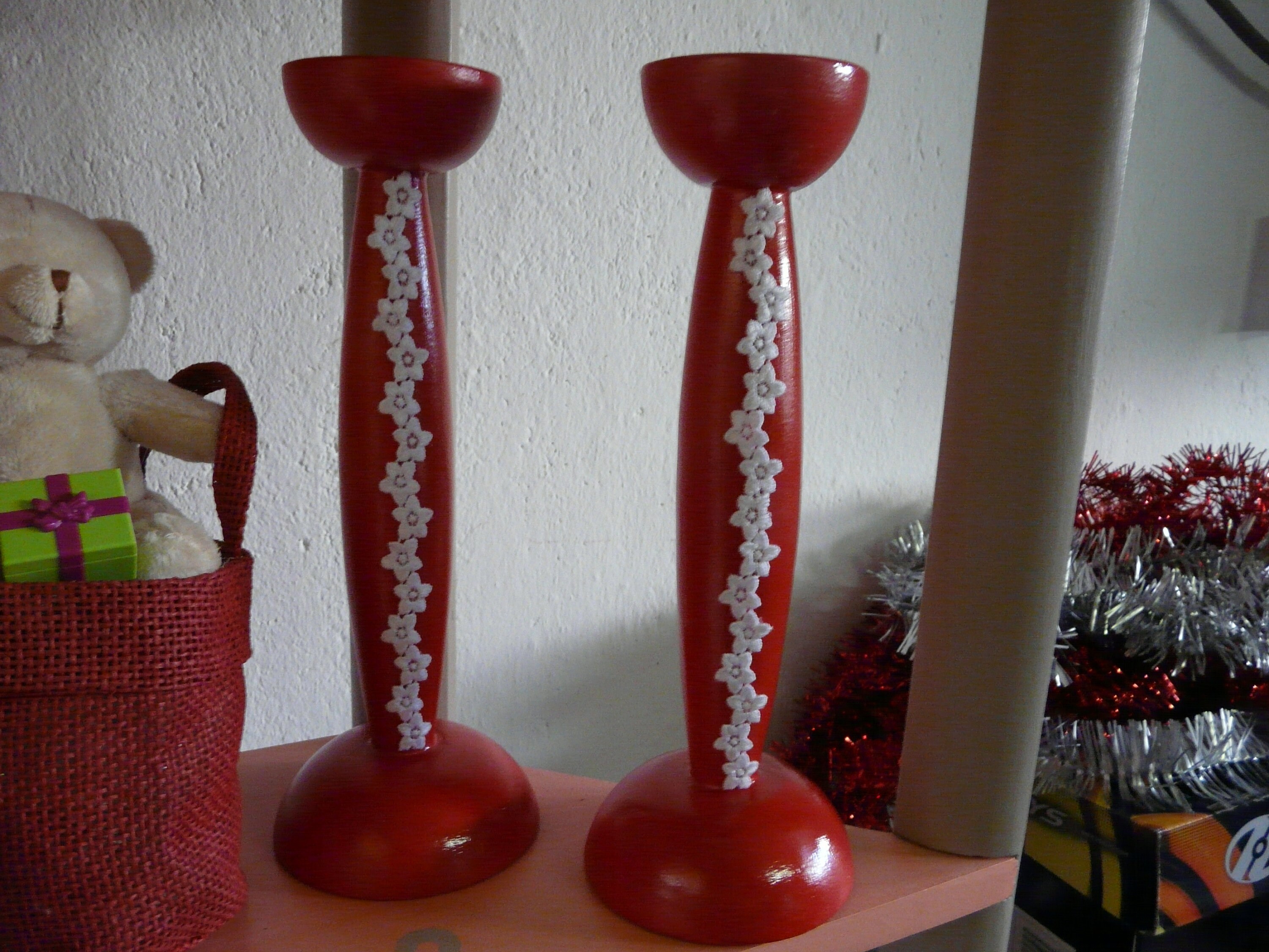 Deux Bougeoirs Rouges