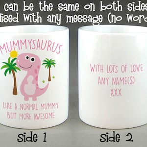 Puede incluir: Taza de cerámica blanca con una ilustración de dinosaurio rosa y el texto "MUMMYSAURUS" en un lado. El otro lado tiene el texto "WITH LOTS OF LOVE ANY NAME(S) XXX".