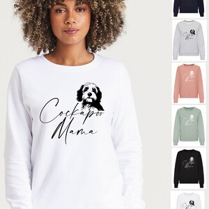 Könnte beinhalten: Weißer Pullover mit einem Schwarzweißbild eines Cockapoo-Hundes und dem Text "Cockapoo Mama" in schwarzer Schrift.