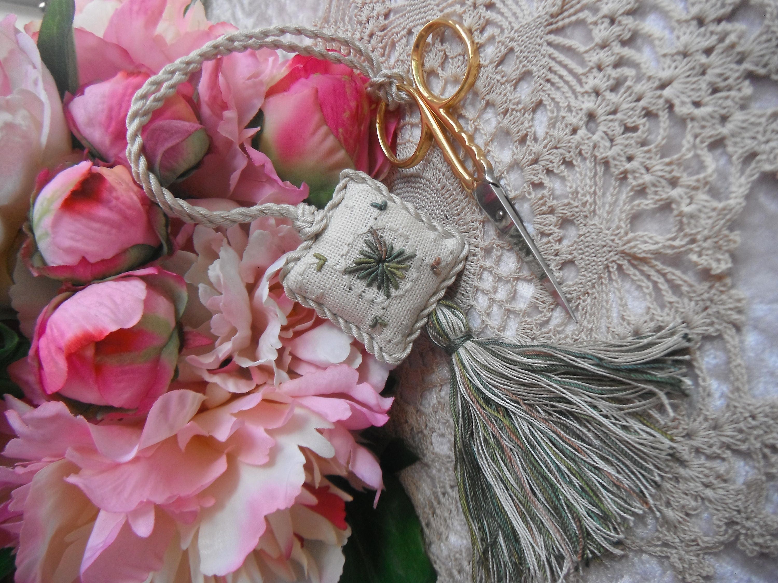 Josephine's Fob : PDF DOWNLOAD - Fisherton de la Mere | English embroidery technique | Scissors Fob | Silk overdyed thread