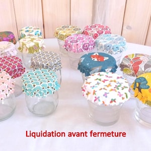 Peut inclure: Plusieurs bocaux en verre transparent, recouverts de couvercles en tissu aux motifs variés : floraux, géométriques et animaliers. Le texte "Liquidation avant fermeture" est visible en bas.