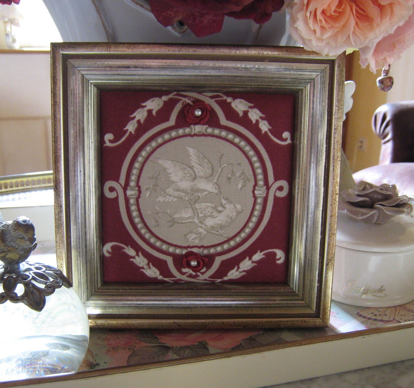 Cadre Mordoré Médaillon Toile de Jouy Bordeaux Beige Boutons Roses