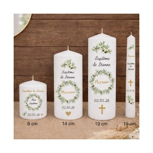 Peut inclure: Plusieurs bougies blanches de différentes tailles, ornées de couronnes de branches d'olivier et du texte "Baptême de Léanne". Les bougies incluent la date 02.05.26 et les mots "Parrain" et "Marraine".
