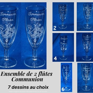 Peut inclure: Ensemble de deux flûtes en verre transparent pour la communion avec divers motifs gravés. Les flûtes sont gravées avec le texte "Communion" et un nom. Les motifs comprennent une colombe, une croix, une bougie et un livre.