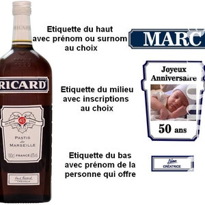 Peut inclure: Une bouteille en verre brun de Ricard Pastis de Marseille avec une étiquette blanche. L'étiquette porte le nom de la marque Ricard, les mots "Pastis de Marseille" et le texte "45° ANISE". La bouteille est entourée de trois étiquettes avec du texte en français. L'étiquette du haut dit "Etiquette du haut avec prénom ou surnom au choix". L'étiquette du milieu dit "Etiquette du milieu avec inscriptions au choix". L'étiquette du bas dit "Etiquette du bas avec prénom de la personne qui offre".