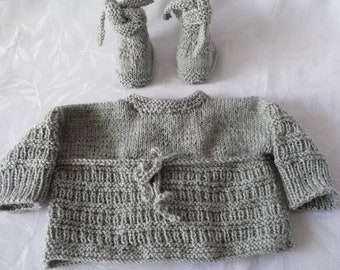 Kit naissance brassière bébé et chaussons assorti , tricot fait main, cadeau de naissance