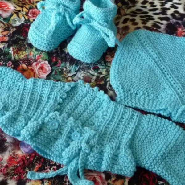 Birth kit several colors: Bra/cardigan, matching bonnet and slippers,