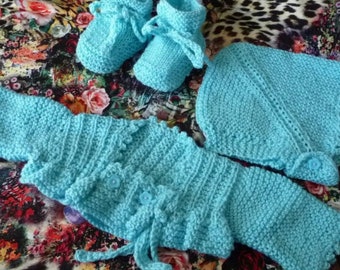 Birth kit several colors: Bra/cardigan, matching bonnet and slippers,