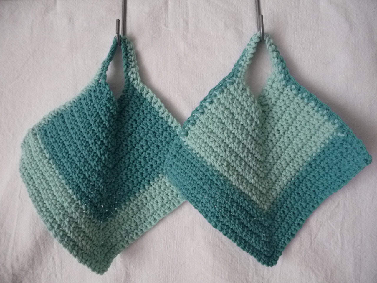 Lot de 2 Maniques Pour Cuisine Contemporaine, Fait Main Au Crochet 100% Coton.