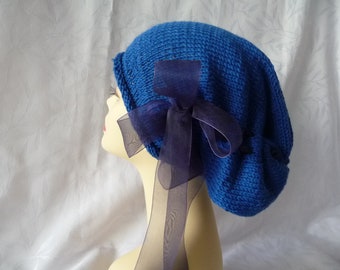 bonnet femme tricot, bonnet original, bonnet avec ruban organza bleu, tricot fait main, bonnet unique,