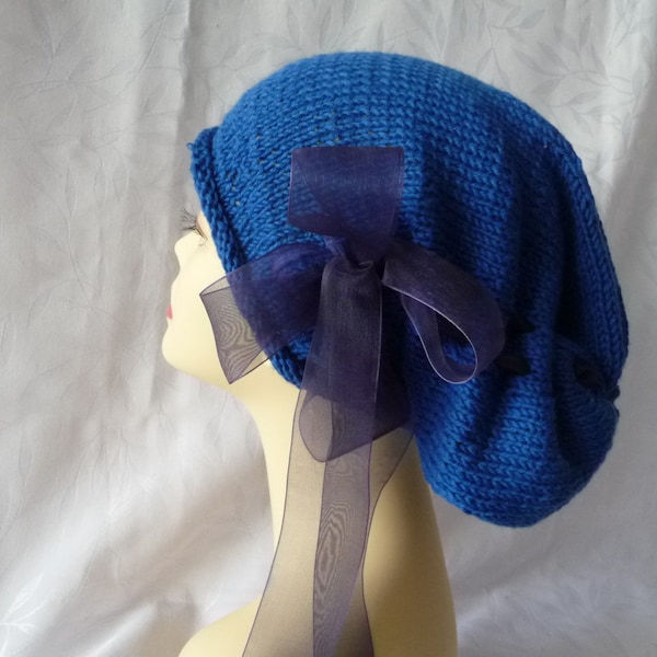 bonnet femme tricot, bonnet original, bonnet avec ruban organza bleu, tricot fait main, bonnet unique,