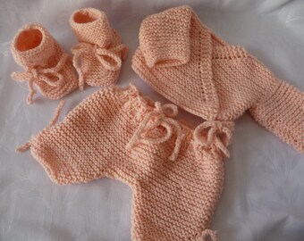 kit naissance,  3 pièces : brassière et chaussons, bloomer cache couche , tricot fait main,