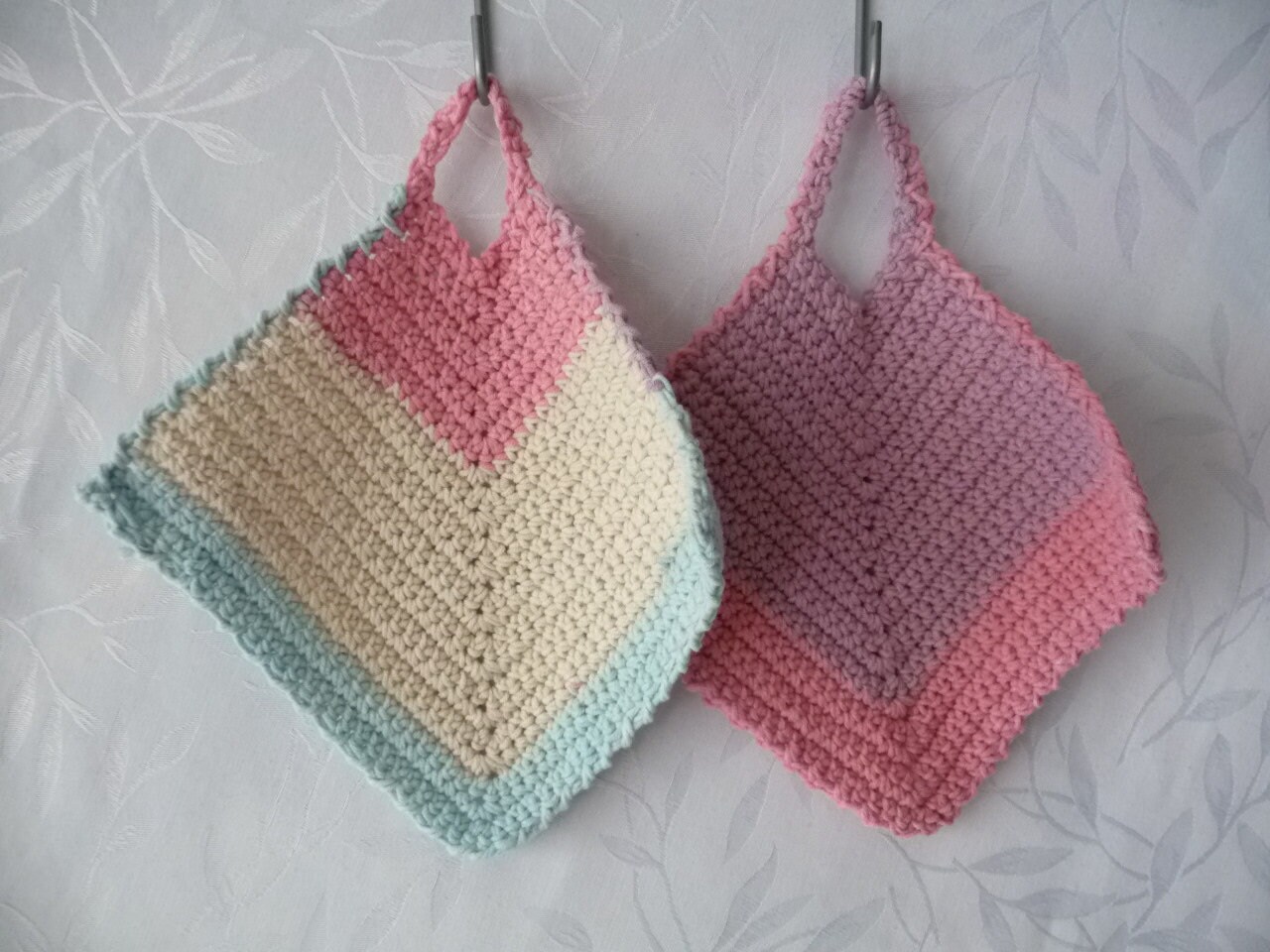 Lot de 2 Maniques Pour Cuisine Contemporaine, Fait Main Au Crochet 100% Coton.