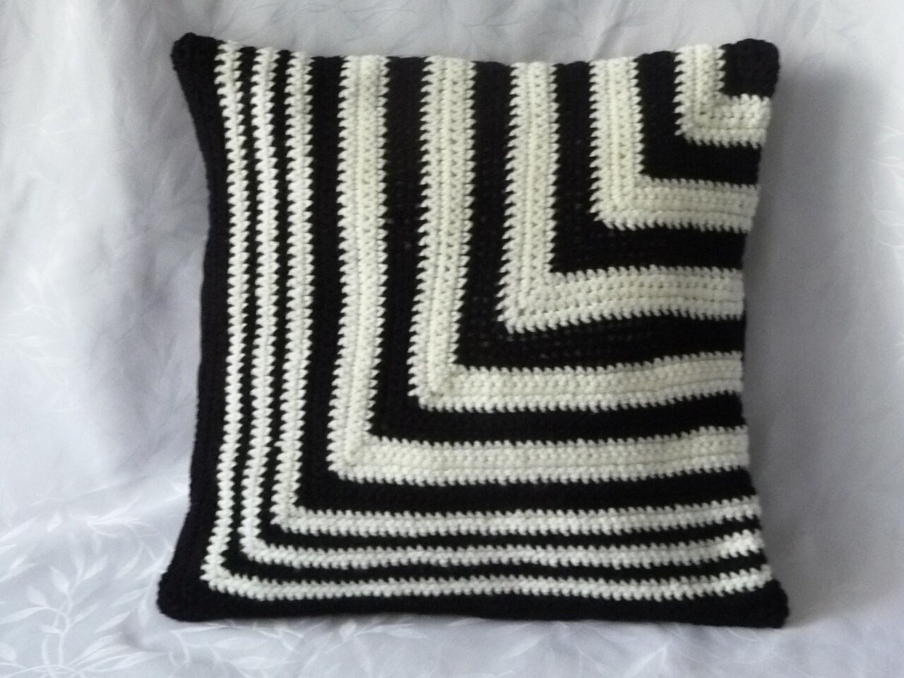 Housse de Coussin Graphique Noir et Blanc Cassé, Rayé, Chevrons, Tricot Fait Main