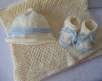 kit ,cadeau de naissance, couverture, bonnet et chaussons bébé, tricot fait main,