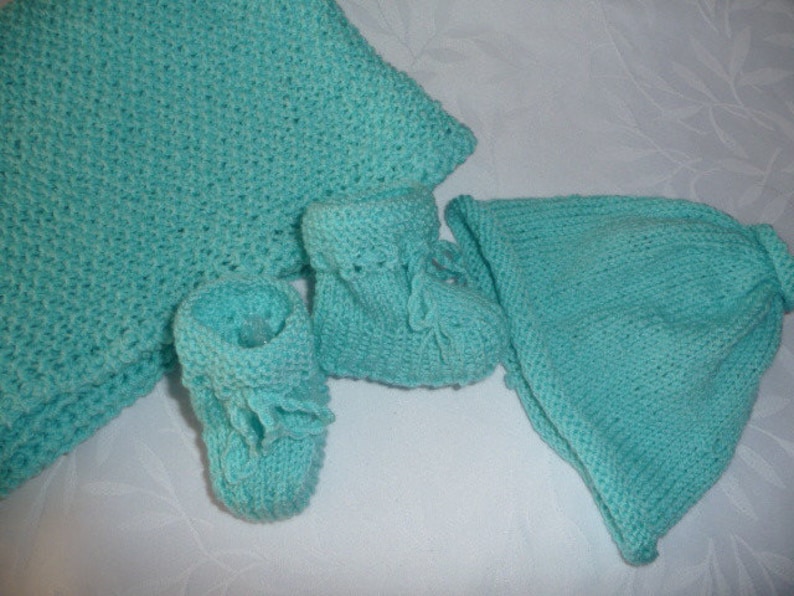 KiT cadeau de naissance, couverture bébé, bonnet et chaussons bébé, tricot fait main, image 1