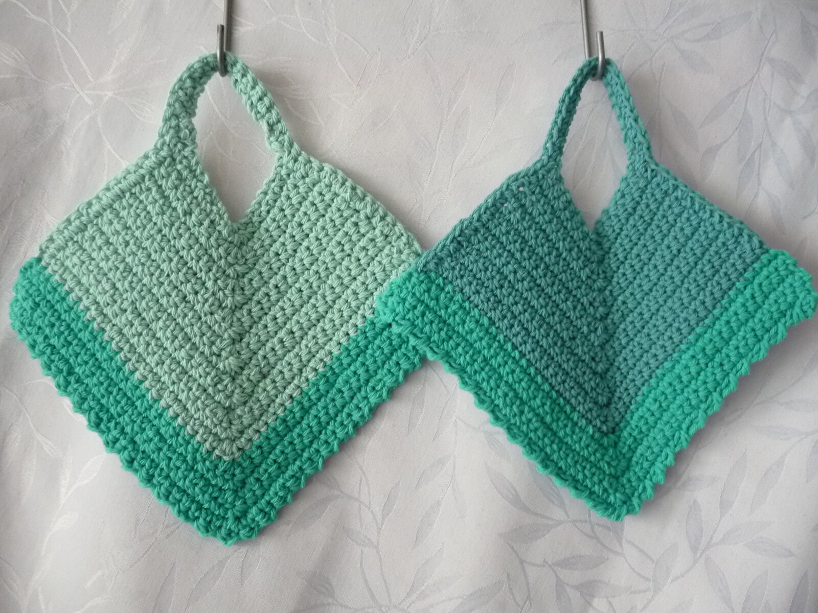 Lot de 2 Maniques Pour Cuisine Contemporaine, Fait Main Au Crochet 100% Coton.