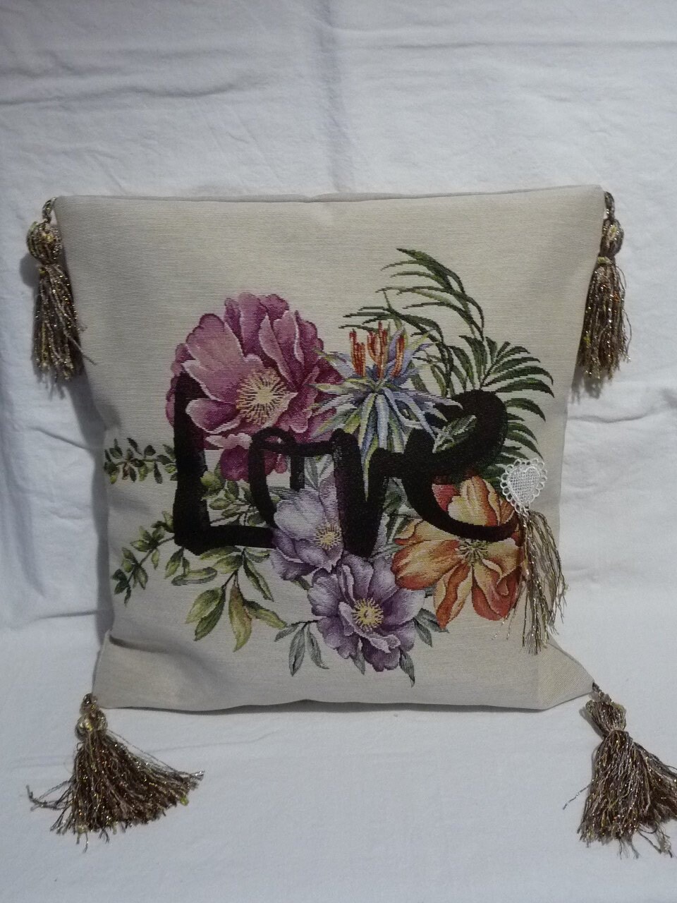 Housse de Coussin Love, Tapisserie Customisée, Toile et Glands, , Édition Limitée