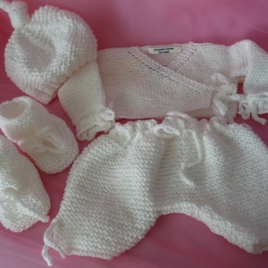 Brassiere bebe sans manche et chaussons layettetaille 3 mois fait